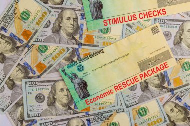 Ekonomik Stimulus Bill Financial, Amerikan bayrağında 100 dolarlık banknotlar halinde küresel salgın Covid 19 kilit altında.