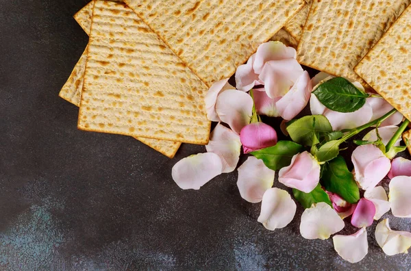 Geleneksel Yahudi Bayramı Mayasız Ekmek Taze Pembe Gül Çiçeğiyle Kutlanır — Stok fotoğraf