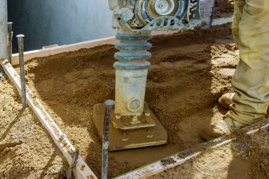 Kaldırımda makine ve titreşimli çekiç güç aracı