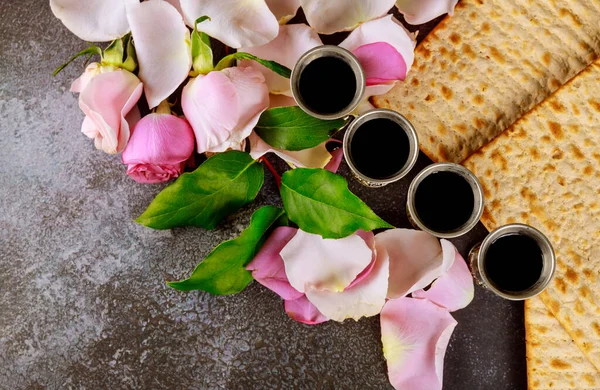 Pessach Feier Mit Matzo Ungesäuertem Brot Aus Frischen Rosa Rosenblüten — Stockfoto
