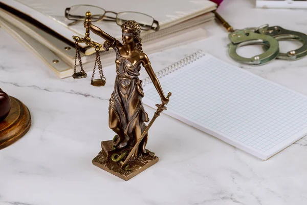 Usługi Konsultacyjne Między Statuetką Wymiaru Sprawiedliwości Prawniku Dokumentem Roboczym Biura — Zdjęcie stockowe