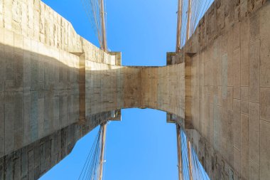 New York 'ta Brooklyn Köprüsü' nün güzel renkleriyle yukarı doğru manzara.