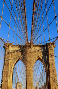 New York 'taki Brooklyn Köprüsü' nün doğu nehrinden yukarıya bakan görüntüsü