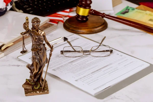 Statua Giustizia Con Ufficio Consultazione Avvocati Professionisti Del Giudice Gavel — Foto Stock