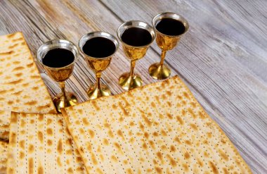 Matzoh Hamursuz Bayramı Yahudi bayramı matzoh ve dört bardak kırmızı koşer şarabı.