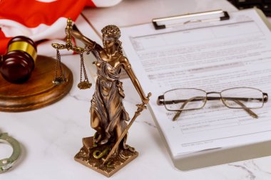 Avukatlık bürosundaki bir hukuk firmasında çalışan bir avukatın adalet danışmanı.