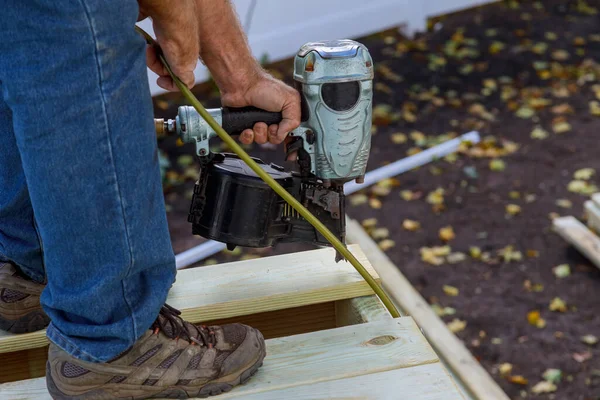 用新的木制甲板碎片板在天井甲板上安装木地板 — 图库照片
