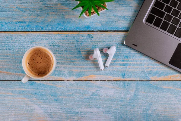 Escritorio Espacio Trabajo Equipo Oficina Auriculares Inalámbricos Taza Café Vista — Foto de Stock