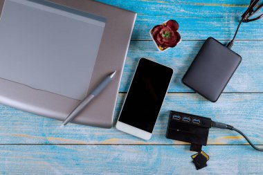 Çalışma alanı profesyonel ofis yaratıcı grafik tasarımcısı masası harici sabit diskle