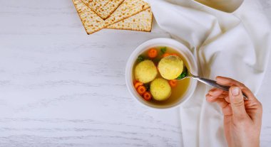Lezzetli ev yapımı Hamursuz Bayramı çorbası yapan geleneksel Yahudi.