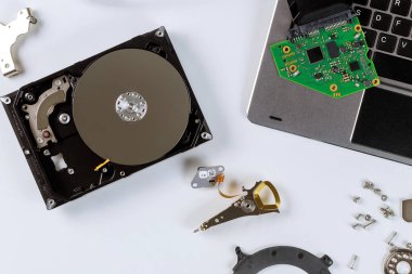 Destek merkezini onarmak için bozuk bir sabit disk sürücüsü parçalandı