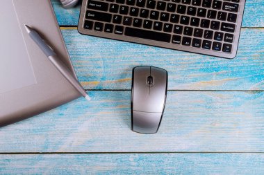 Dizüstü bilgisayardaki yaratıcı işçi masası ve grafik tableti tasarımcısı ofis masası.