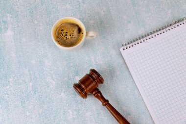 Düz aksesuarlı ofis masası spiral bir not defterine bir fincan kahve, yargıç tokmak hukuk bürosu