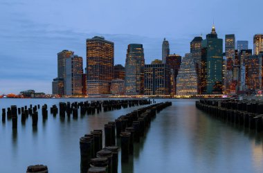 New York 'ta. Manhattan şehir merkezindeki gökdelenler alacakaranlıkta. Aydınlatılmış
