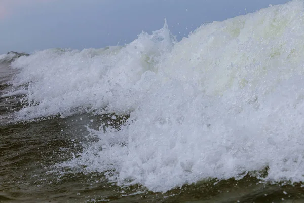 嵐の破壊波の眺め嵐の海から水の上へ — ストック写真
