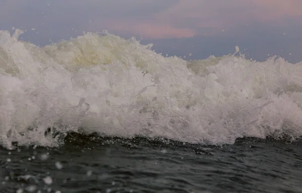 Duża Niebieska Fala Pęka Oceanie — Zdjęcie stockowe