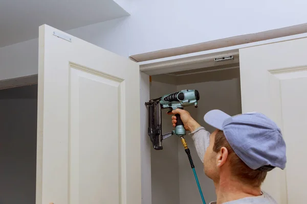 Instalação Portas Sala Interior Usando Uma Pistola Pneumática Unhas — Fotografia de Stock