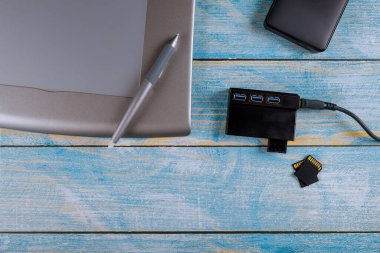 Grafik tasarım ofisi, modern çalışma alanı yaratıcı masasıyla çalışma üzerine