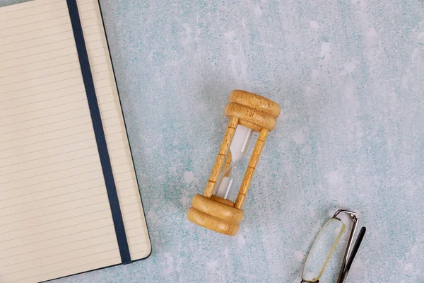 Hora Límite Con Reloj Arena Portátil Gafas Lectura — Foto de Stock