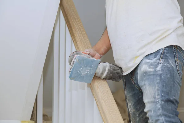 Una Escalera Madera Renovación Barandilla Lija Lijado Para Pasamanos Madera — Foto de Stock