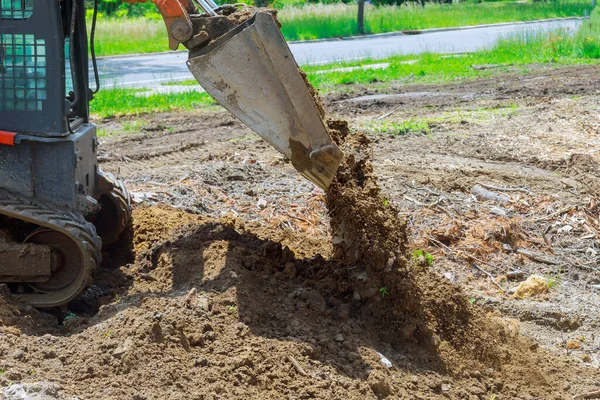 Tractor Pequeño Excavando Tierra Trabajando Con Nivel Del Suelo Suelo —  Fotos de Stock