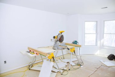 Daire testeresi dairedeki ahşap kaplamalı rafları kesmiş.