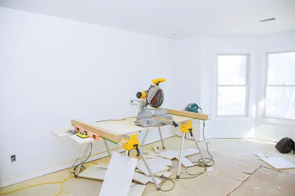 Cutting Circular Saw Cut Piece Wood Laminated Shelves Apartment — Stock Photo, Image