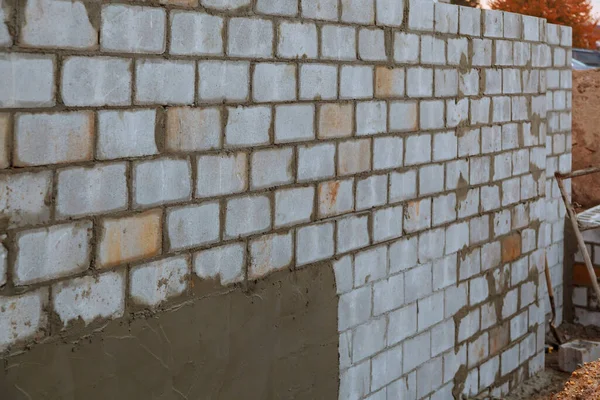 Betona Bağlı Temel Blokları Olan Bloklardan Oluşan Bir Bina Kurmak — Stok fotoğraf