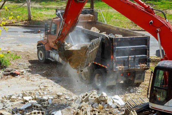 Retroexcavadora Cucharada Carga Desde Edificio Construcción Escombros Camión Volquete — Foto de Stock