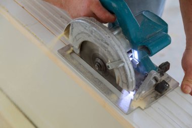 Elle kesilen ahşap süsleme tahtası ev dekorasyonunda işe yarıyor.