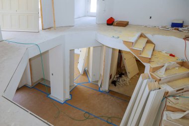 İnşaat endüstrisi yeni ev yapımı iç yapı bandı ve yeni bir ev kurulmadan önce yerleştirilen kapıların detaylarını tamamla