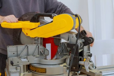 Çalışma ekipmanları marangozluk inşaat aletleri dairesel testereyle kesilmiş..