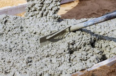 Kaldırımın önünde çimento karıştırıcı kamyon yeni kaldırımda inşaat işçisi beton yüzeyi altında yeni bir bina