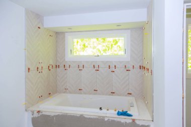 Banyo tadilatı sırasında veya yenilenirken seramik fayans kurulumu