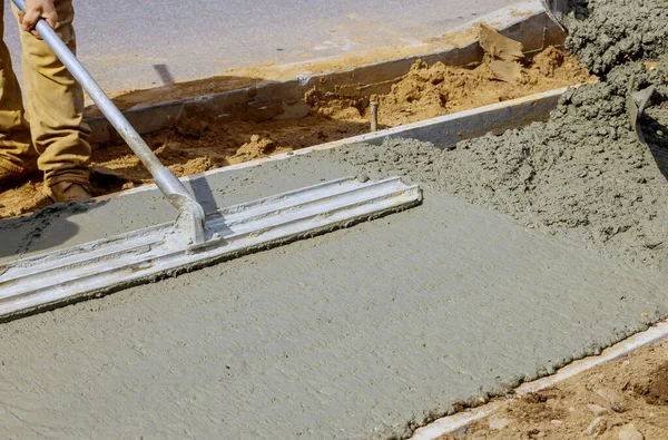 Baufüllschalung Mit Zement Und Kiesarbeiter Gießen Zement Für Gehweg Betonarbeiten — Stockfoto