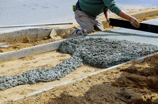 Byggarbetare Som Lägger Betongblandare Med Betongblandare Trottoaren — Stockfoto