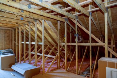 Yeni bir çerçevenin tavan arasına köpük plastik yalıtım malzemesi yerleştirildi..