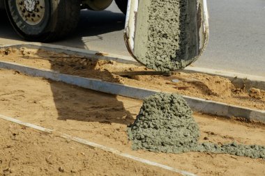 Sokak seçici odak noktasına beton döken bir kamyon.