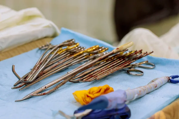 Különböző Sebészeti Eszközök Készlete Műtőben Egy Műtét Során — Stock Fotó