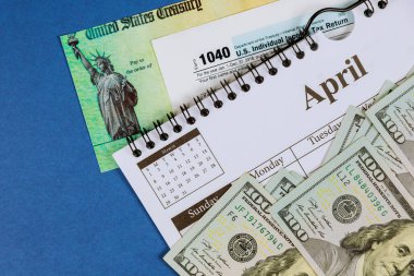 100 dolarlık banknotların 1040 ABD bireysel gelir vergisi iadesi.