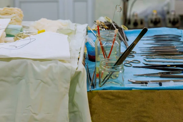 手术台上的手术器械在手术室里使用 — 图库照片
