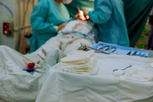 Cirujanos Operando Instrumentos Herramientas Médicas Sala Cirugía — Foto de Stock