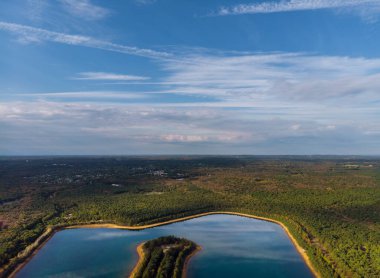 Göl manzaraları üzerindeki yükseklikten panoramik