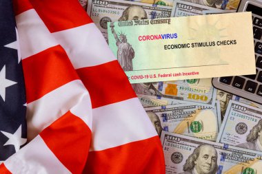Covid 19 uyarı faturası. Küresel salgın. Amerikan bayrağında nakit para.