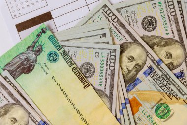 Küresel salgın Covid 19, Amerikan bayrağı uyarıcısına kilitlendi. Finansal fatura devlet tarafından bireysel çekler. 100 dolarlık banknotlar.