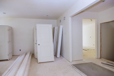 Konut inşaatı için iç kapılar istiflendi.