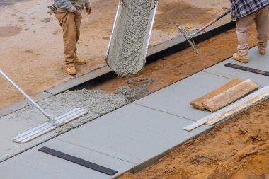 Sokak seçici odak noktasına beton döken bir kamyon.