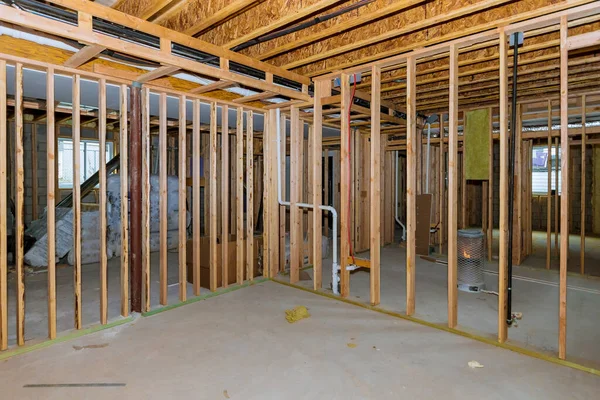 未完成の地下室のインテリアスティック建設中の新しい家のフレームを構築 — ストック写真