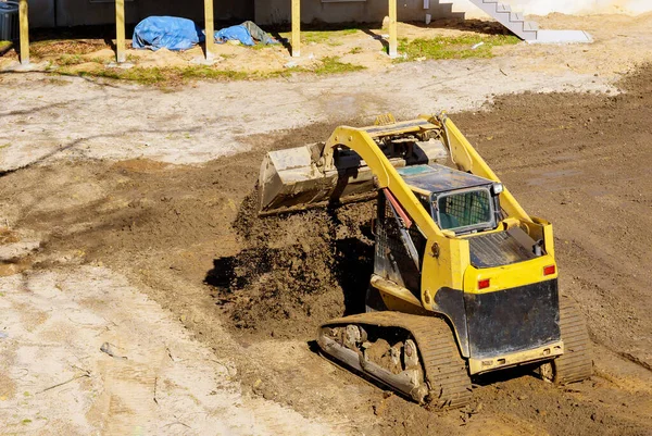 Mini Excavadora Que Trabaja Con Tierra Mientras Que Hace Trabajos — Foto de Stock
