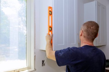 Mutfak mobilyaları kurulum seviyesini, mutfak dolaplarını hizalayan modern bir yerli seviyeye getirdi.